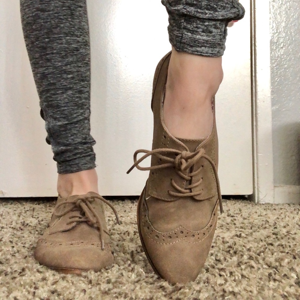 Restricted Oxford shoes